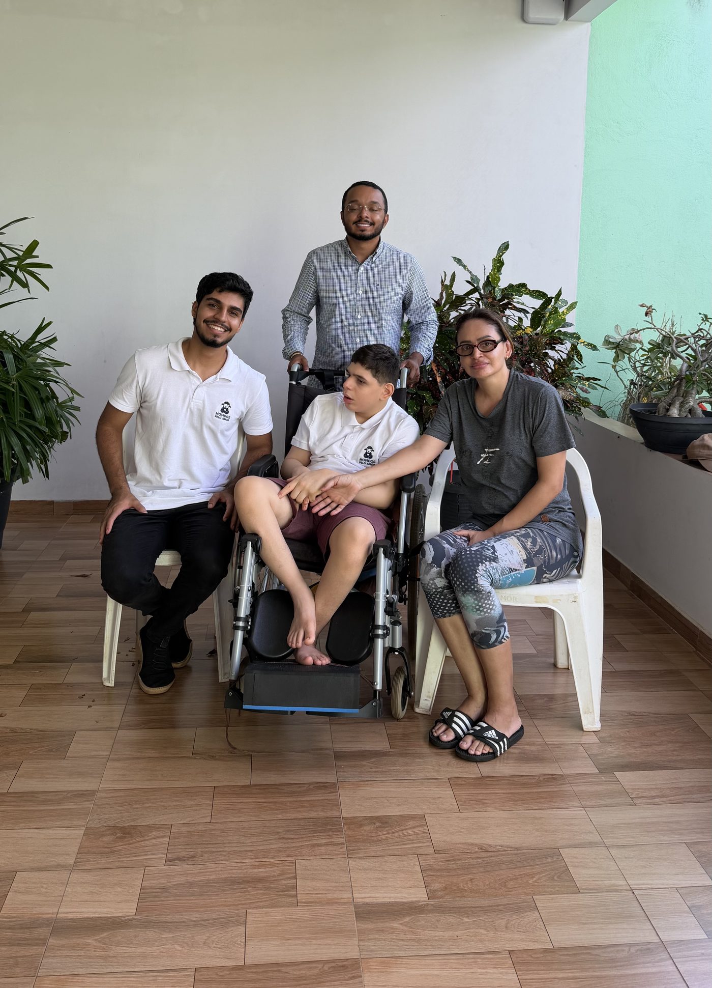 João Pedro e Cynthia com a equipe do Instituto Movidos pelo Amor
